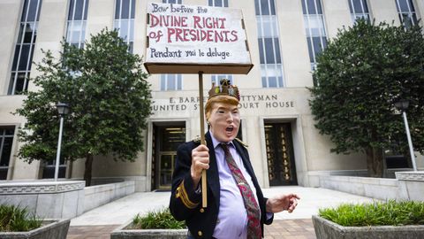 Un manifestante espera a que Todd Blanche y John Lauro, abogados de Trump, regresen al tribunal federal para una conferencia sobre el estado de la fecha del juicio