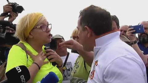 Tensi�n en la playa de Matar� por la colocaci�n de toallas amarillas en forma de cruz