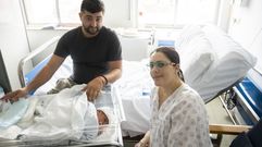 Dragos, junto a sus padres, Filip Marian y Nerea.