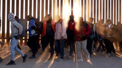 Un grupo de migrantes, en la frontera entre Mxico y Arizona.