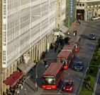 Tres autobuses urbanos en la parada de la avenida de la Marina.