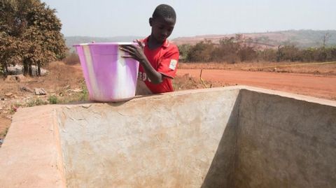 Pobreza es tener dificultades, por ejemplo, para acceder al agua potable, como este ni�o de Bok�, Nairobi