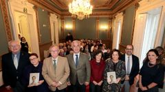 Foto de familia. Antn Vidal Andin, presidente do consello de administracin de Galaxia; Teresa Seara, editora do libro; Manuel Puga, presidente da Fundacin Penzol; Valentn Garca, secretario xeral da Lingua; Rosala e Navia Franco Barreiro, fillas do homenaxeado; Henrique Monteagudo, presidente da Real Academia; e Sandra Gonzlez, alcaldesa de Tomio; na Casa da Cultura Galega en Vigo.