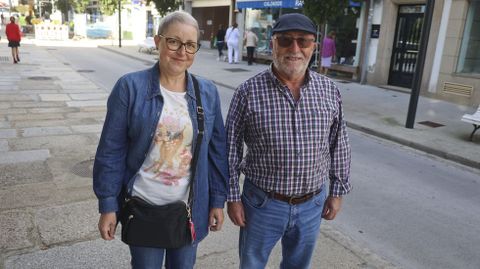 Noelia D�az y Agust�n del R�o, vecinos de Mandi�, paseando por la calle este martes.