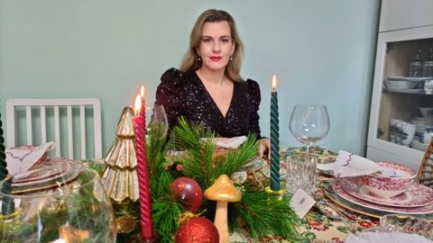 Ana, con una de las decoraciones de mesas de Navidad que hace