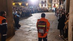 Voluntario de Protecci�n Civil portando el desfibrilador