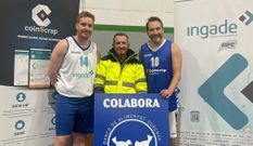 Diego Gonz�lez, de Ingade Connect, y David Conde, de Coinscrap Finance, posan con la equipaci�n deportiva de sus respectivas empresas en la presentaci�n del partido ben�fico a favor del Banco de Alimentos