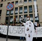 <span lang= es-es >Protestas en toda Galicia</span>. El tasazo del ministro Gallard�n sac� a la calle a todos los colectivos del �mbito judicial. Abogados, jueces, fiscales y funcionarios se manifestaron en contra de la ley.
