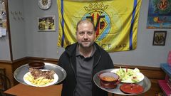 El gerente del bar Abrente muestra en el local uno de sus emblemas, la tapa de churrasco.  Detr�s, conserva con orgullo, y entre muchos recuerdos del Compos, la bandera del Villarreal, el equipo de su provincia natal