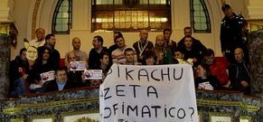 Un instante de la protesta en el pleno por los desalojos en el parque Ofim�tico. 