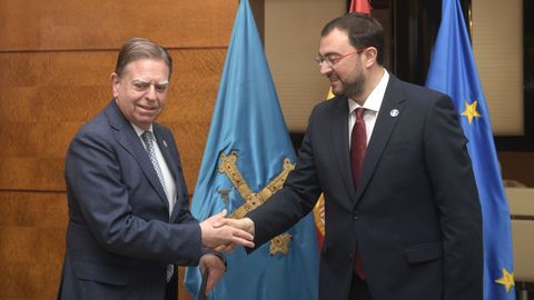 El presidente del Principado, Adrin Barbn (d), y el alcalde de Oviedo, Alfredo Canteli