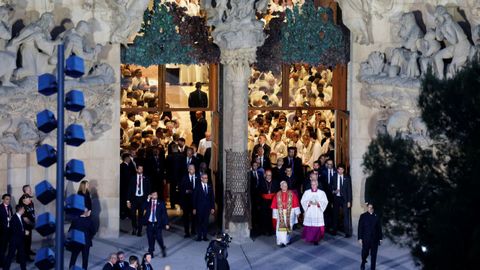 El papa sale del templo para la bendici�n
