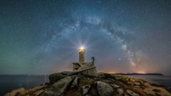 Imponente cielo estrellado sobre el faro de Punta Nariga