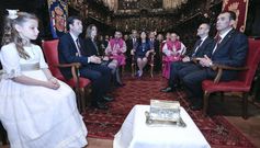 En el centro de la imagen, el cofre que deb�a de haberse llevado al altar mayor mientras se le�a el discurso de la ofrenda. 
