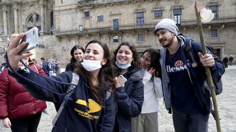 Luis Cepeda, al igual que sus compaeros, se fotografi con los fans que esperaban la llegada de los influencers en el Obradoiro.