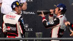 El piloto espa�ol Fernando Alonso (d), junto a su compa�ero Sebastien Buemi en el podio tras proclamarse campeones de las Seis Horas de Spa, que se disputa en el circuito belga de Francorchamps