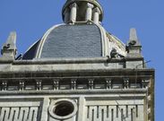 La cubierta de pizarra fue revisada ayer para reponer las tejas de pizarra lo antes posible. 