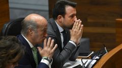 El presidente del PP asturiano, Alvaro Queipo (d), y el diputado Luis Venta (i) ,durante el turno de preguntas en el pleno de la Junta General del Principado