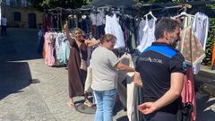 Un polic�a local inspecciona los puestos del mercado semanal de Mugardos