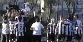 Imagen de la celebraci�n del ascenso a Divisi�n de Honor del Juvenil A del Victoria. 