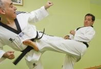 Xos� Ant�n L�pez (dereita), cinto negro de taekwondo, segue a practicar este deporte. 