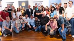 Fotoperiodistas participantes en la muestra posan con Alfonso Rueda