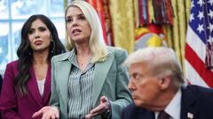 Pam Bondi, en el centro, durante una intervención en el despacho oval.