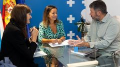 El alcalde de Outes, Francisco Calo, durante la reuni�n con la conselleira do Mar, Marta Villaverde, y la presidenta de Portos de Galicia, Natalia Botana