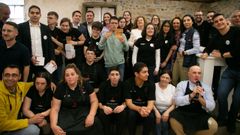 Las autoridades posaron con los participantes en el concurso