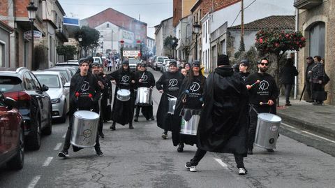 Integrantes del grupo Baturruka abrían el desfile de Ferreira a golpe de tambor