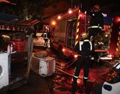 Los bomberos, durante las labores de extincin del fuego. 