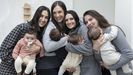 De izquierda a derecha, Laura con Uxue, Patricia con Lorenzo, Irene con Laia y Paula con la otra Laia. Los peque�os tienen entre tres y cinco meses de edad