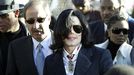 El cantante estadounidense Michael Jackson a su llegada a un juzgado de California en el 2004 para responder por unas acusaciones de abuso a menores