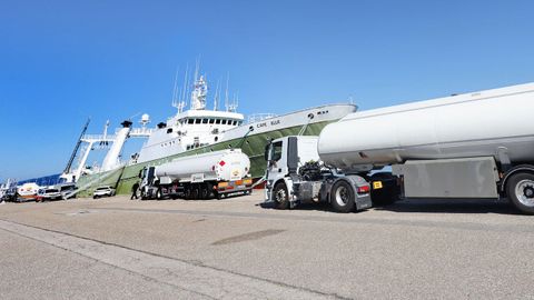 Camiones cisterna suministrando gasoil a un pesquero en el puerto de Vigo el 23 de septiembre del 2026.