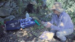 Cruz Ferro ?na imaxe con alg�ns dos seus instrumentos de traballo? datou as terrazas de Vilach�