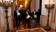 El portavoz Julio Flores, el alcalde Carlos Negreira y el edil Enrique Salvador, llegan al pleno.