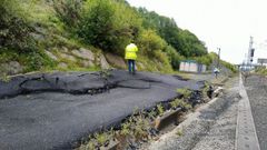 Deformaci�n en la carretera paralela a las v�as del eje atl�ntico, que sirve de evacuaci�n en caso de accidente en el t�nel de Meirama