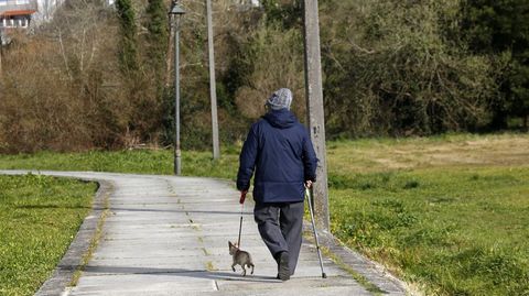 Una persona mayor, de paseo, en foto de archivo