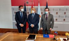 En el centro, el presidente de la Deputaci�n de Lugo, Jos� Tom�, en la propuesta que presentaron varios dirigentes a la Xunta para hacer fijos a los bomberos provinciales