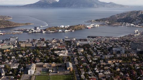 Imagen a�rea de Bodo con el campo de f�tbol en primer plano