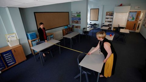 Dos profesoras miden la distancia social en una escuela de la localidad de Sale, en el Reino Unido