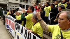 Afectados por las preferentes se manifiestan ante el Banco de Espa�a en A Coru�a