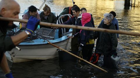 Los mariscadores llegando a descargar lo capturado en la primera jornada en la que han vuelto a la ría.