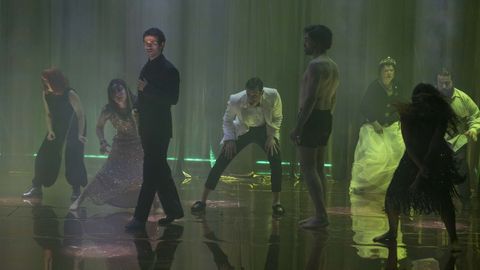 O elenco de �Hamlet�, co protagonista, de negro, interpretado por Alejandro Jato, no �ltimo ensaio antes da estrea.