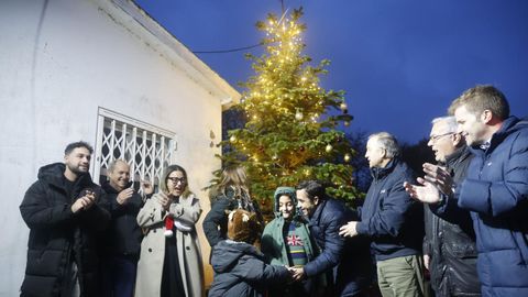 El alcalde, con otras autoridades, encendi� la Navidad en la zona rural desde el local social de Marmac�n.