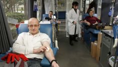 Una donaci�n reciente durante la visita de la unidad m�vil a Carballo. 