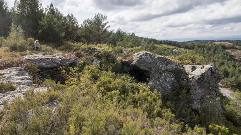 Outra vista do penedo, que serviu tam�n como refuxio para os pastores de cabras