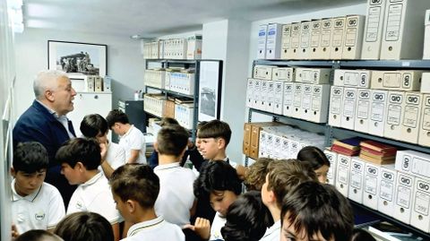 Algunos de los estudiantes, durante su recorrido por el Arquivo