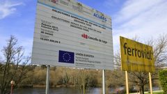 Carteles de obras finalizadas hace a�os y que siguen sin retirarse, a orillas del r�o MI�o