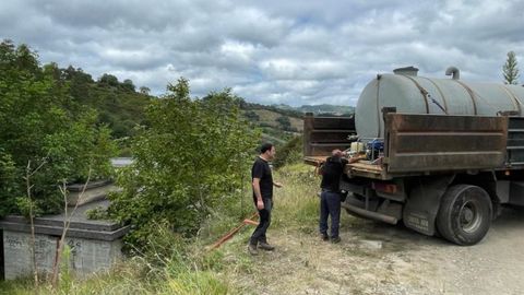 Sergio Hidalgo supervisa junto a un t�cnico el acopio de agua para la cuba